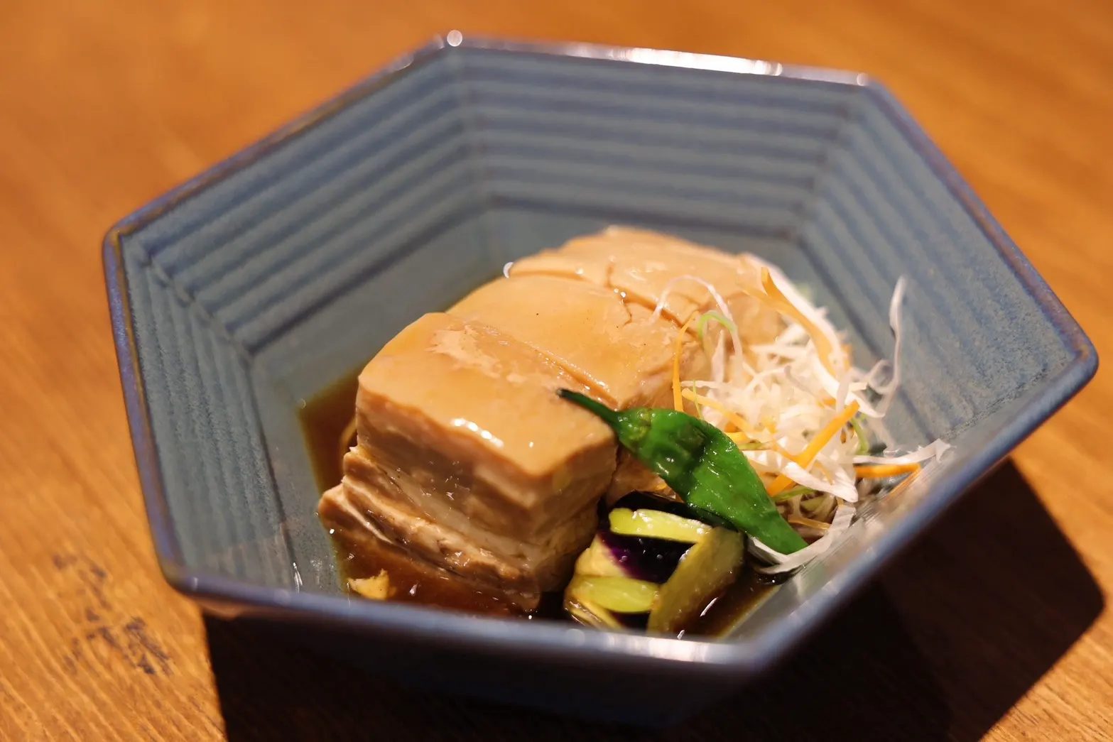 青い八角の器に盛った皮付き豚の角煮