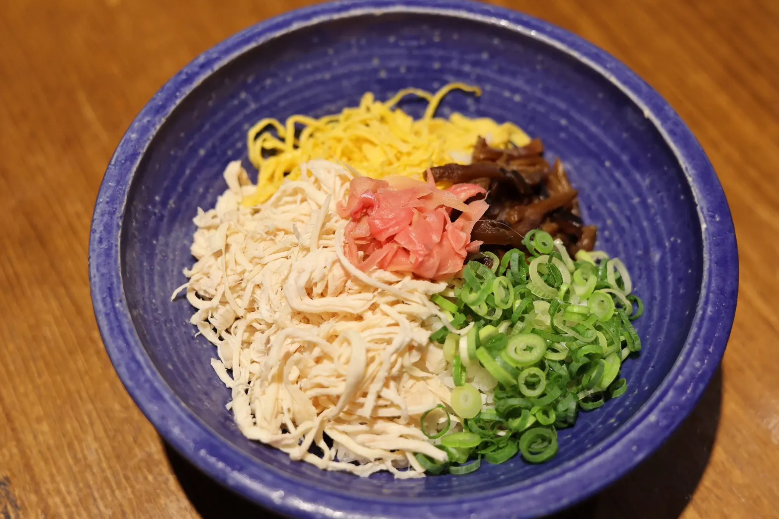 青い器に盛った鶏飯