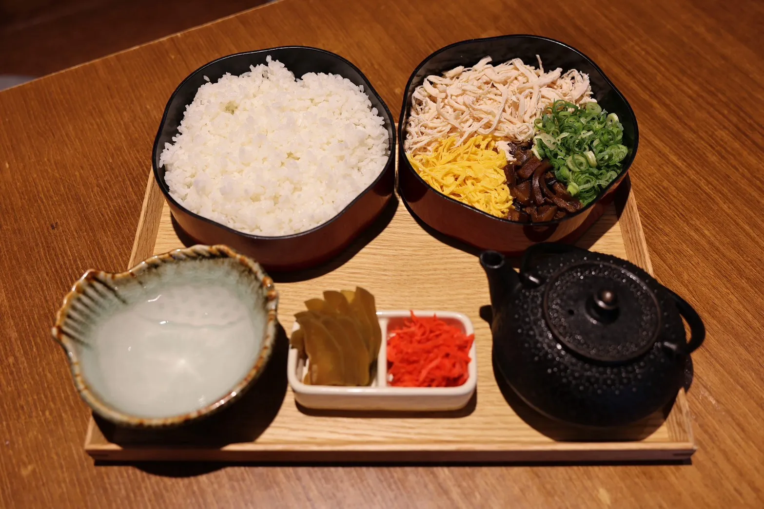 ご飯と具材、だしを分けて出した鶏飯